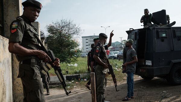 Em Port Hartcourt, na Nigéria, policiais fazem a segurança durantes as eleições locais, em 24 de fevereiro de 2019 - Sputnik Brasil