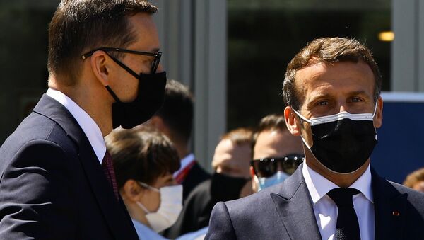 Na cidade do Porto, em Portugal, o presidente francês, Emmanuel Macron, e o premiê polonês, Mateusz Morawiecki, usam máscaras contra a COVID-19, após encontro de líderes da União Europeia, em 8 de maio de 2021 - Sputnik Brasil