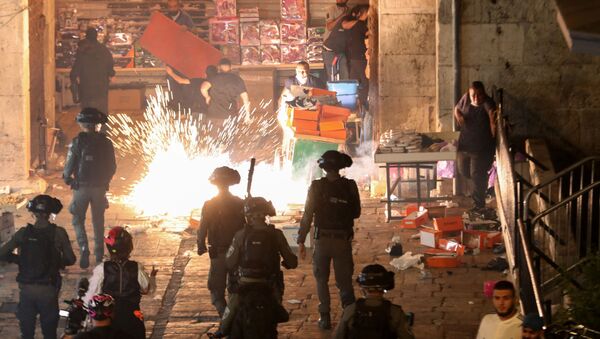 Confronto entre manifestantes palestinos e policiais israelenses na Cidade Velha de Jerusalém, na noite de 8 de maio de 2021 - Sputnik Brasil