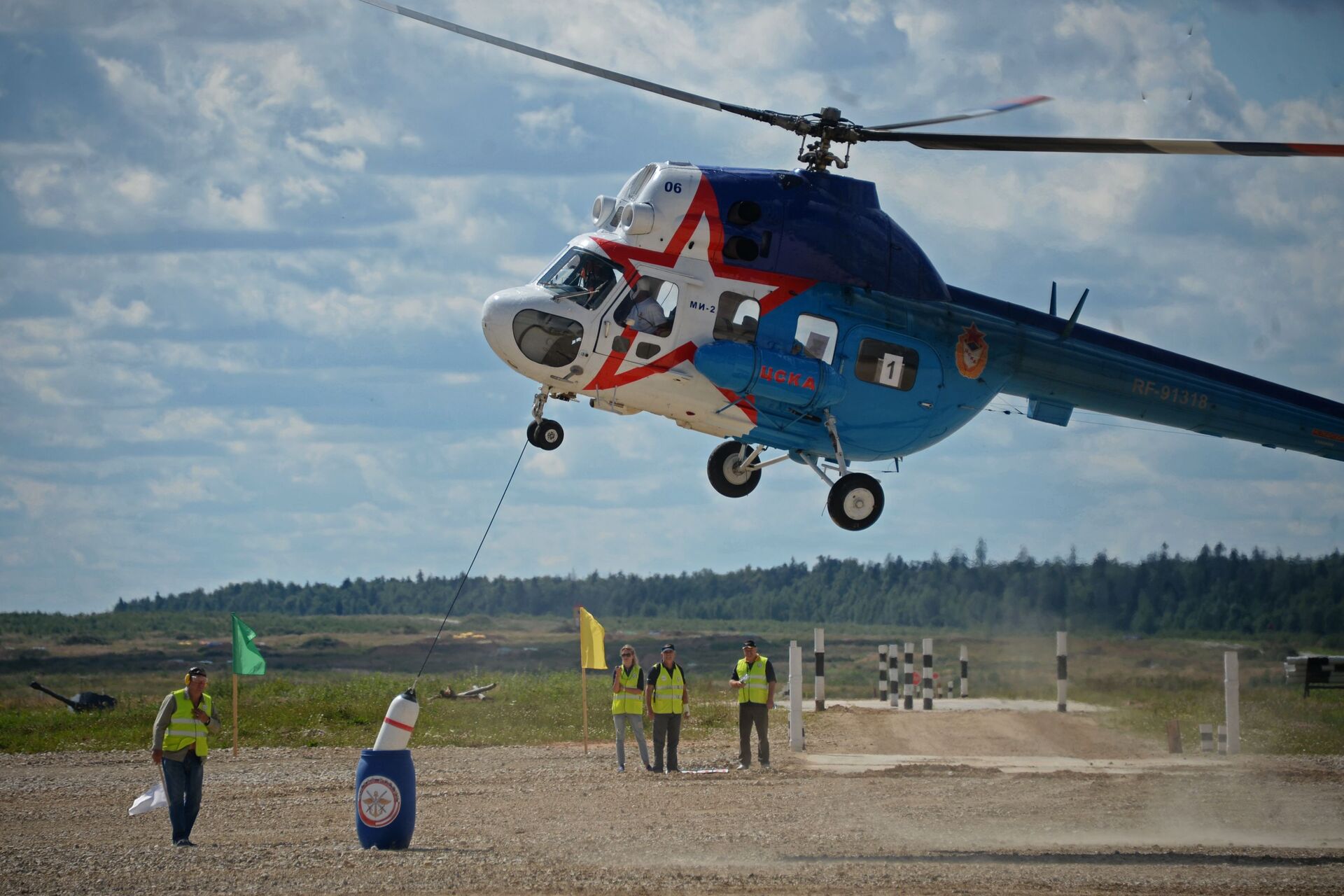Queda de helicóptero Mi-2 deixa 2 mortos na Rússia - Sputnik Brasil, 1920, 09.05.2021