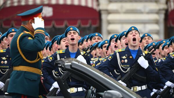 Ministro da Defesa da Rússia Sergei Shoigu saúda os militares durante a Parada da Vitória em Moscou, Rússia, 9 de maio de 2021 - Sputnik Brasil