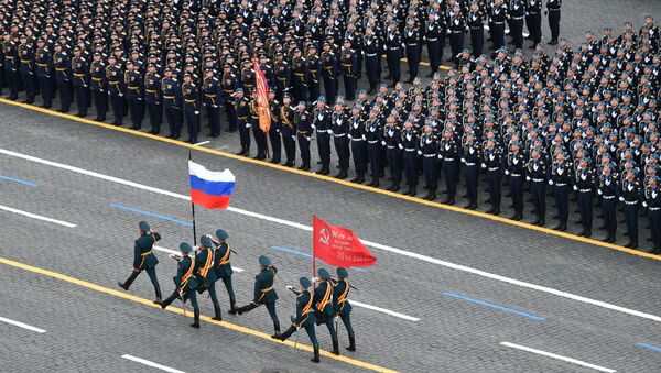 Bandeira da Federação da Rússia e o símbolo da vitória na Grande Guerra pela Pátria na Parada da Vitória em Moscou, Rússia, 9 de maio de 2021 - Sputnik Brasil