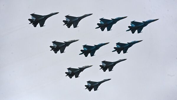 Esquadrilha tática de 10 aviões – caças-bombardeiros Su-34 e caças Su-30SM e Su-35S sobrevoam a Praça Vermelha, Moscou, Rússia, 9 de maio de 2021 - Sputnik Brasil