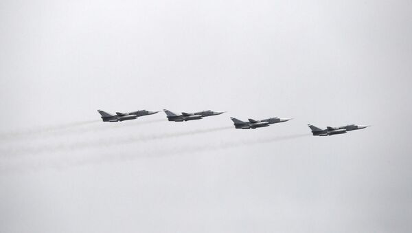 Caças-bombardeiros Su-24 durante a parte aérea da Parada da Vitória em Moscou, Rússia, 9 de maio de 2021 - Sputnik Brasil