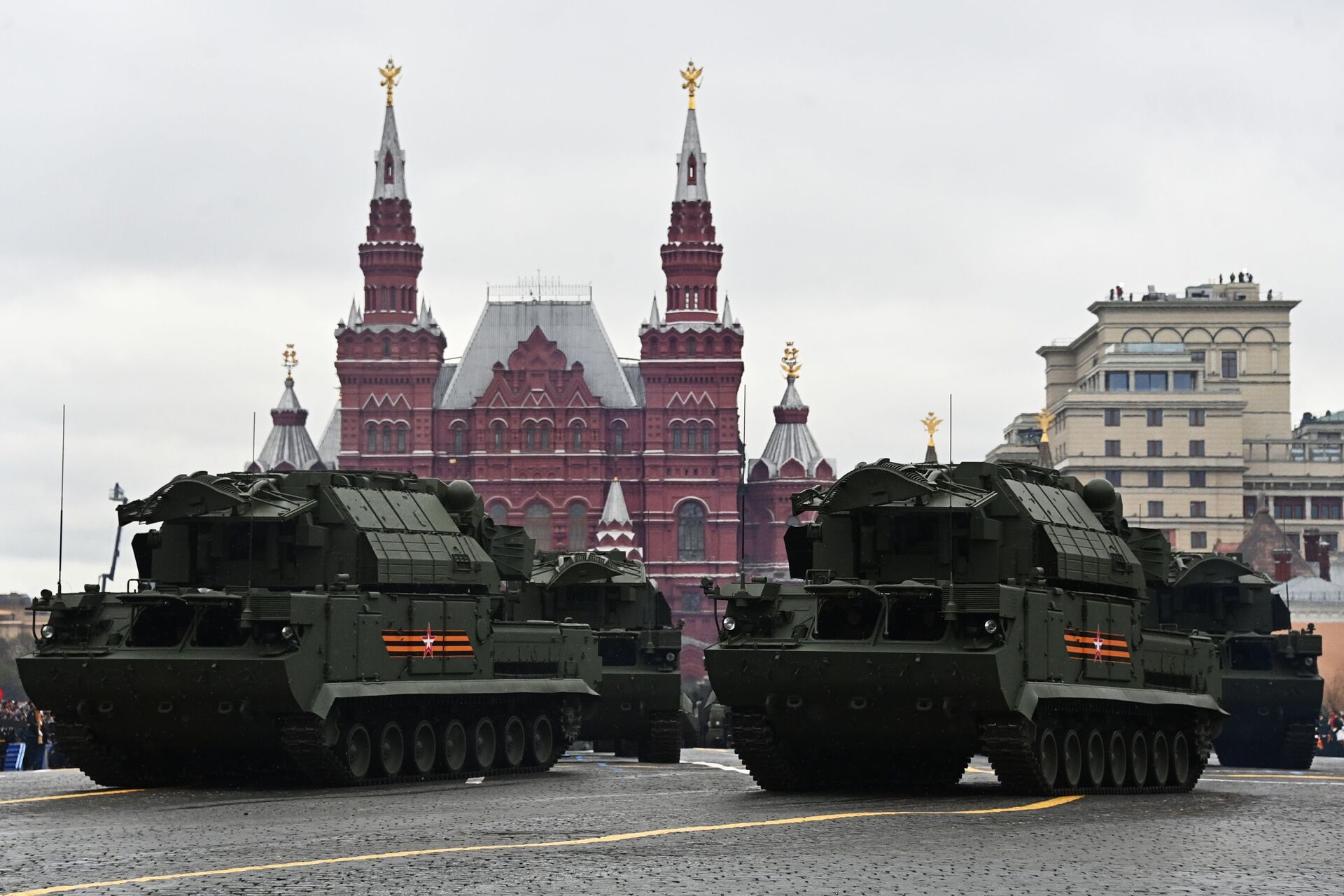 Sistema tático de mísseis antiaéreos autopropulsado Tor-M2 durante o desfile militar no Dia da Vitória, Moscou, Rússia, 9 de maio de 2021 - Sputnik Brasil, 1920, 28.03.2022