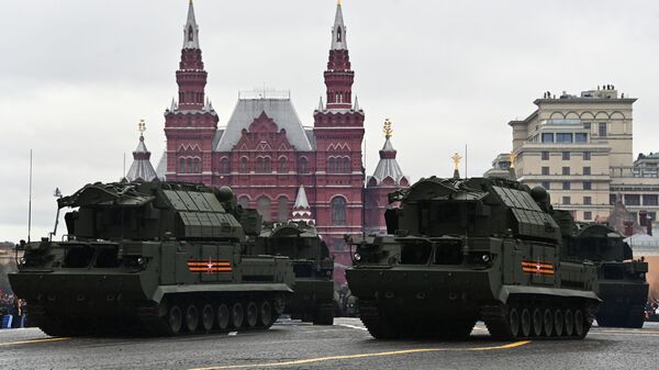 Sistema tático de mísseis antiaéreos autopropulsado Tor-M2 durante o desfile militar no Dia da Vitória, Moscou, Rússia, 9 de maio de 2021 - Sputnik Brasil