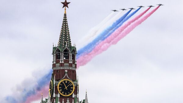 Jatos de ataque ao solo Su-25BM marcando no céu as cores da bandeira russa – branco, azul e vermelho – durante a parte aérea da Parada da Vitória em Moscou, na Rússia, em 9 de maio de 2021 (foto de arquivo) - Sputnik Brasil