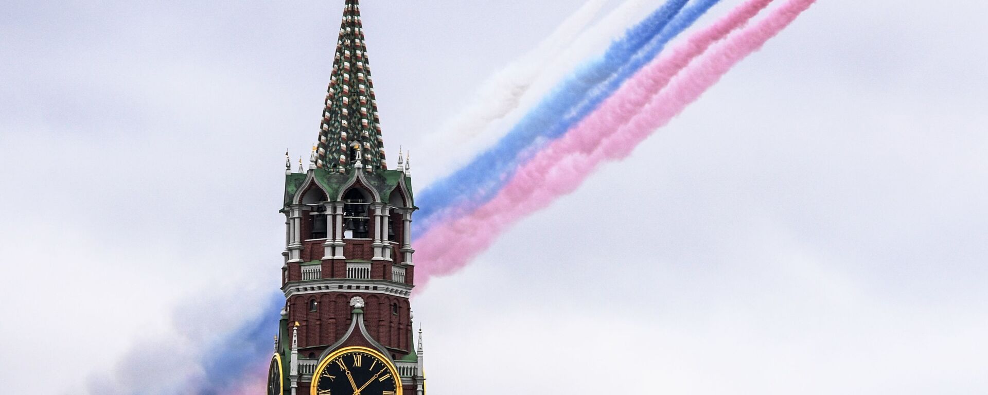 Jatos de ataque ao solo Su-25BM marcando no céu as cores da bandeira russa – branco, azul e vermelho – durante a parte aérea da Parada da Vitória em Moscou, na Rússia, em 9 de maio de 2021 (foto de arquivo) - Sputnik Brasil, 1920, 08.06.2022