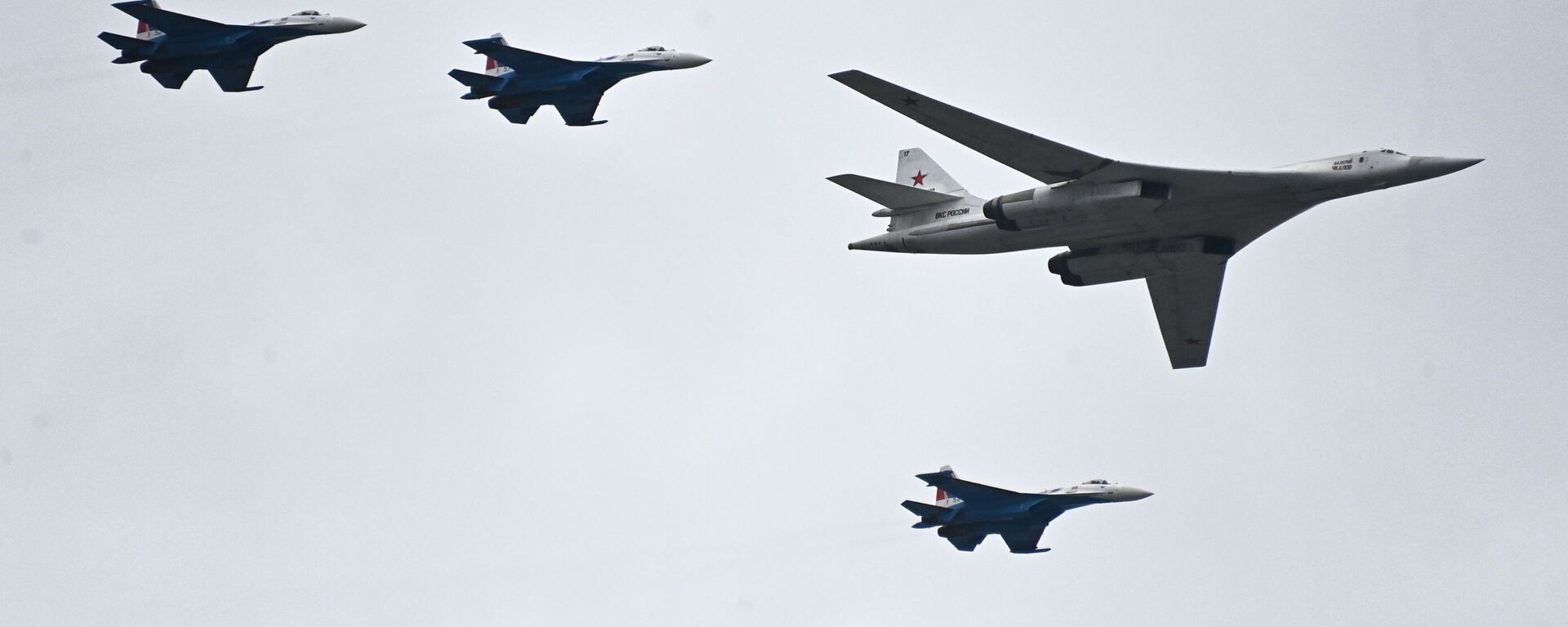 Bombardeiro estratégico Tu-160 acompanhado por quatro caças Su-35S durante o desfile aéreo no Dia da Vitória em Moscou, 9 de maio de 2021 - Sputnik Brasil, 1920, 06.06.2023