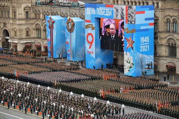 Tropas em parada durante o desfile militar no Dia da Vitória em Moscou, Rússia, 9 de maio de 2021 - Sputnik Brasil