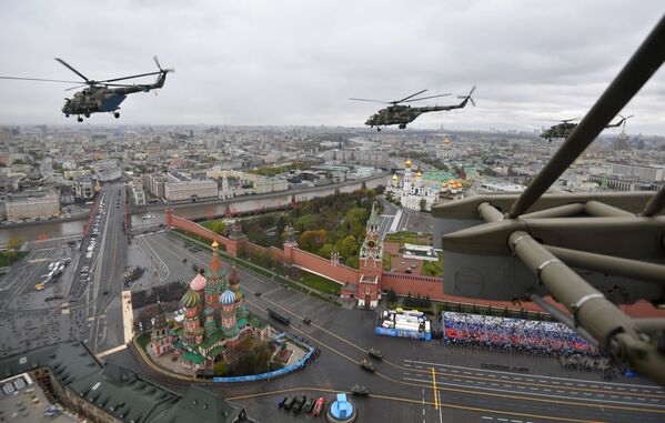 Helicópteros multifuncionais Mi-8 durante a parte aérea do desfile no Dia da Vitória em Moscou, Rússia, 9 de maio de 2021 - Sputnik Brasil
