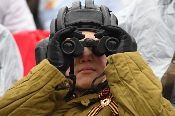 Menino olha através de binóculos durante a Parada da Vitória em Moscou, Rússia, 9 de maio de 2021 - Sputnik Brasil