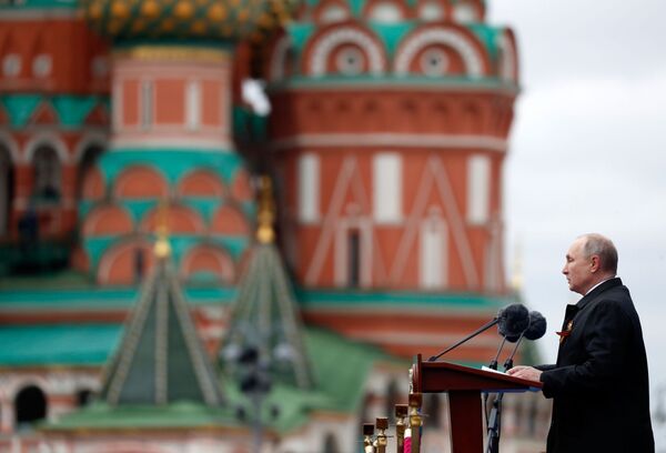 Presidente da Rússia Vladimir Putin discursa durante a Parada da Vitória em Moscou, Rússia, 9 de maio de 2021 - Sputnik Brasil