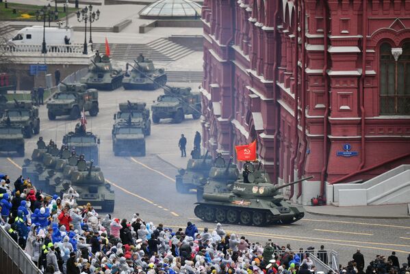 Tanques T-34-85 durante a Parada da Vitória em Moscou, Rússia, 9 de maio de 2021 - Sputnik Brasil