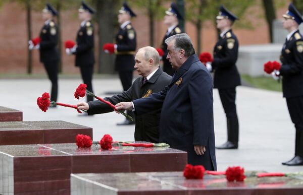 Presidente da Rússia Vladimir Putin e presidente do Tajiquistão Emomali Rakhmon (à esquerda) colocam flores na Aleia das Cidades-Herói perto do Túmulo do Soldado Desconhecido, Moscou, Rússia, 9 de maio de 2021 - Sputnik Brasil