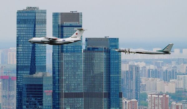 Avião-reabastecedor Il-78 e bombardeiro estratégico Tu-95MS sobrevoam Moscou durante a parte aérea da Parada da Vitória, Rússia, 9 de maio de 2021 - Sputnik Brasil