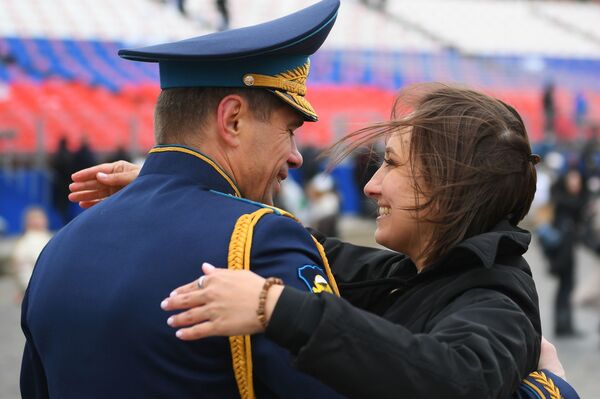 Militar e mulher após a Parada da Vitória em Moscou, Rússia, 9 de maio de 2021 - Sputnik Brasil