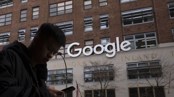 Homem usando um telefone celular passando pelos escritórios do Google em Nova York, 17 de dezembro de 2018 - Sputnik Brasil