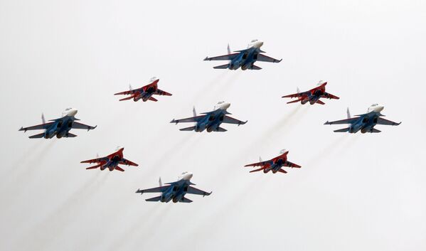 Manobra Brilhante de Kubinka é realizada pelos grupos de acrobacia aérea Russkie Vityazi em caças Su-30SM e Strizhi em MiG-29 durante o show aéreo da Parada da Vitória em Moscou, Rússia, 9 de maio de 2021 - Sputnik Brasil