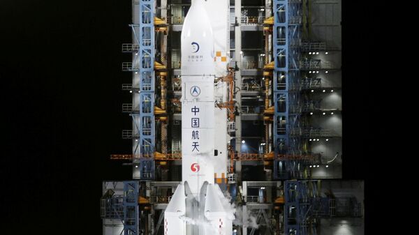 Foguete Longa Marcha 5 Y5, que carrega a sonda lunar Chang'e-5, antes de decolar do Centro de Lançamento Espacial Wenchang, em Wenchang, província de Hainan, China, 24 de novembro de 2020 - Sputnik Brasil