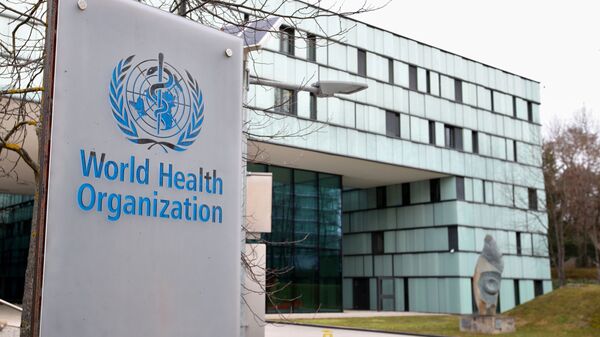 Logotipo da Organização Mundial da Saúde (OMS) fora de seu prédio em Genebra, Suíça, 6 de fevereiro de 2020 - Sputnik Brasil