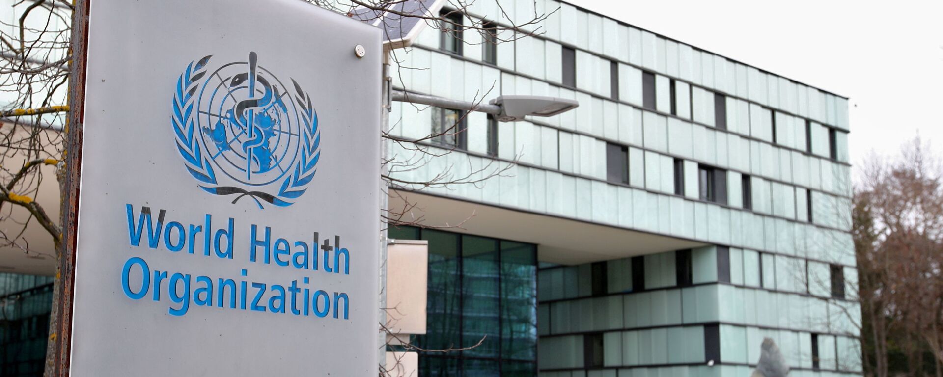 Logotipo da Organização Mundial da Saúde (OMS) fora de seu prédio em Genebra, Suíça, 6 de fevereiro de 2020 - Sputnik Brasil, 1920, 11.01.2022