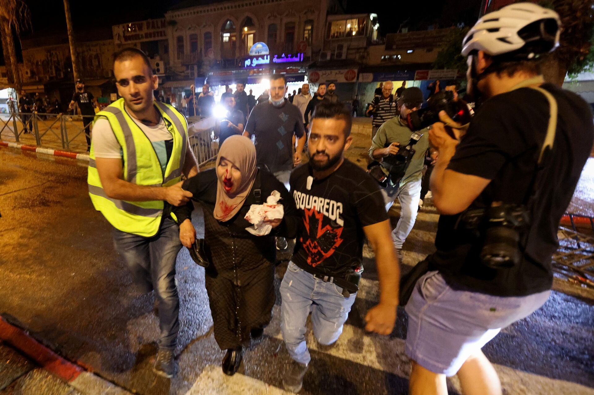Em Jerusalém, uma mulher palestina ferida é levada embora durante confrontos com a polícia de Israel em meio ao mês sagrado do Ramadã, em 8 de maio de 2021 - Sputnik Brasil, 1920, 03.02.2022
