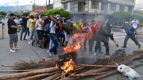 Manifestantes montam barricada durante protestos em Cali, na Colômbia - Sputnik Brasil