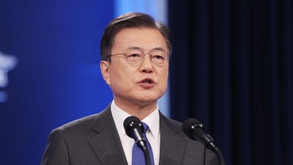 O presidente sul-coreano, Moon Jae-in, faz seu discurso durante uma entrevista coletiva na Casa Azul em Seul, Coreia do Sul, em 10 de maio de 2021 - Sputnik Brasil