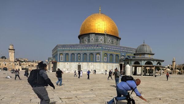 Polícia israelense entra em confronto com palestinos no complexo que abriga a mesquita de Al-Aqsa em Jerusalém, dia 10 de maio de 2021 - Sputnik Brasil