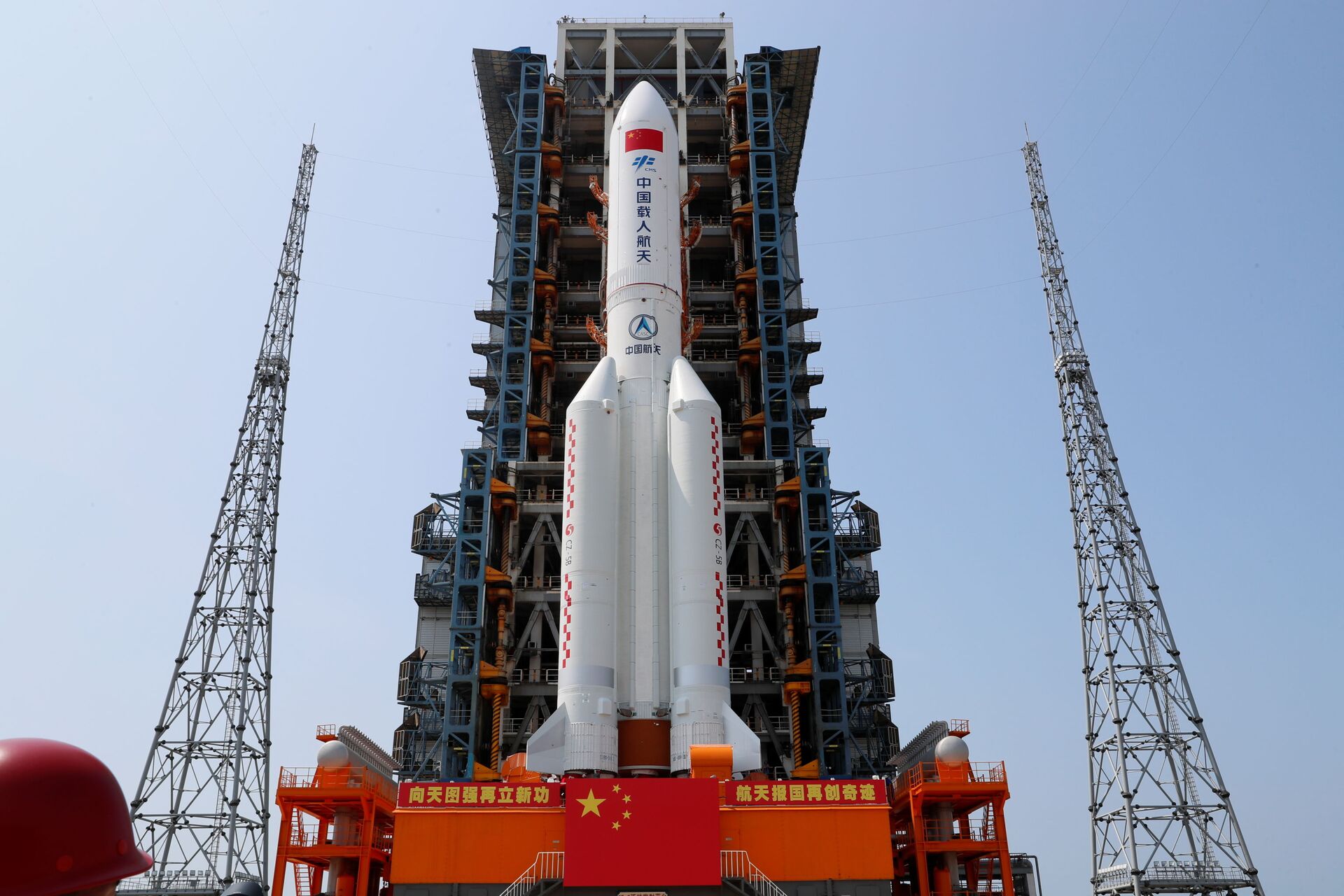 Foguete Longa Marcha 5B Y2, carregando o módulo central da estação espacial chinesa Tianhe, na plataforma de lançamento do Centro de Lançamento Espacial Wenchang, na província de Hainan, China, 23 de abril de 2021 - Sputnik Brasil, 1920, 12.04.2022