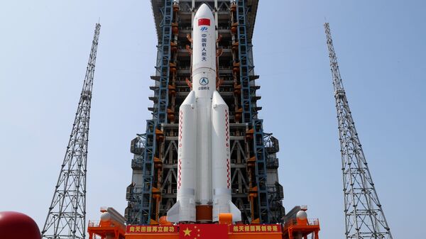 Foguete Longa Marcha 5B Y2, carregando o módulo central da estação espacial chinesa Tianhe, na plataforma de lançamento do Centro de Lançamento Espacial Wenchang, na província de Hainan, China, 23 de abril de 2021 - Sputnik Brasil
