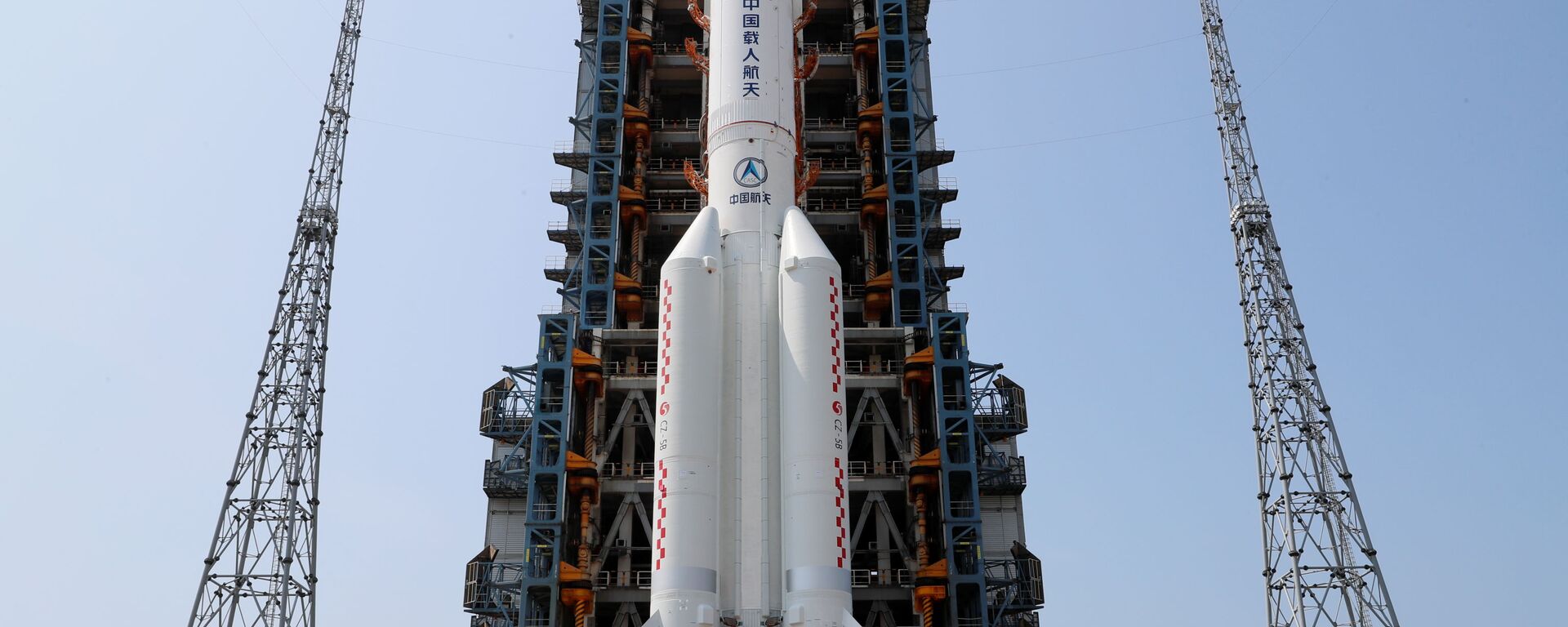 Foguete Longa Marcha 5B Y2, carregando o módulo central da estação espacial chinesa Tianhe, na plataforma de lançamento do Centro de Lançamento Espacial Wenchang, na província de Hainan, China, 23 de abril de 2021 - Sputnik Brasil, 1920, 18.04.2022