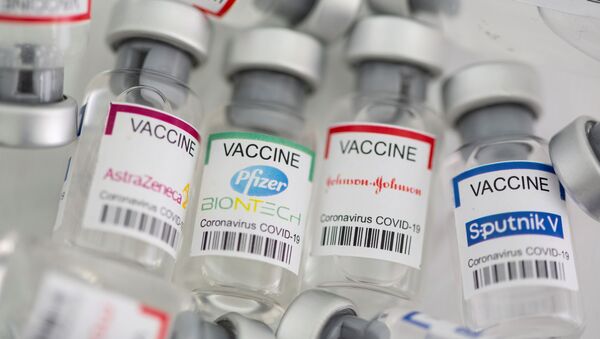 Frascos com etiquetas de AstraZeneca, Pfizer/BioNTech, Johnson & Johnson e Sputnik V, vacinas contra a doença do novo coronavírus (COVID-19), 2 de maio de 2021 - Sputnik Brasil