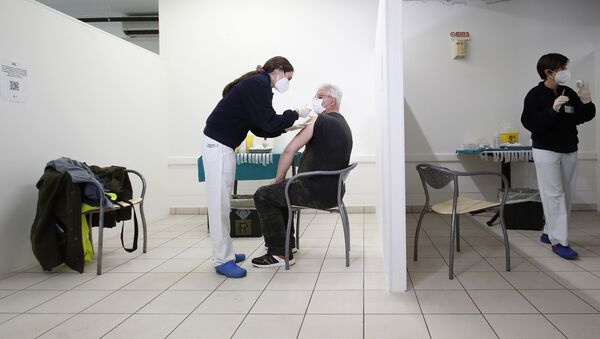 Em San Marino, profissionais de saúde aplicam doses da vacina russa Sputnik V contra a COVID-19, no Hospital Estatal de San Marino, em 9 de abril de 2021 - Sputnik Brasil