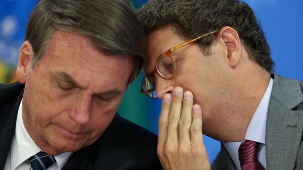 Em Brasília, o presidente brasileiro, Jair Bolsonaro, e o ministro do Meio Ambiente, Ricardo Salles conversam durante evento, em 1º de agosto de 2019 - Sputnik Brasil