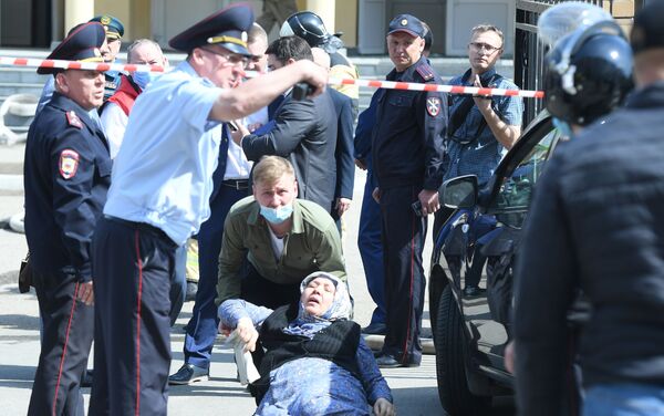 Situação perto da escola na cidade russa de Kazan, onde um jovem de 19 anos iniciou um tiroteiro, 11 de maio de 2021 - Sputnik Brasil