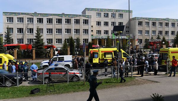 Situação perto da escola na cidade russa de Kazan, onde desconhecidos desencadearam um tiroteiro, 11 de maio de 2021 - Sputnik Brasil