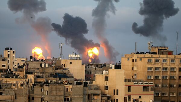 Ataque aéreo israelense contra a Faixa de Gaza - Sputnik Brasil