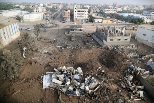 Área atingida por ataque aéreo israelense na Faixa de Gaza - Sputnik Brasil