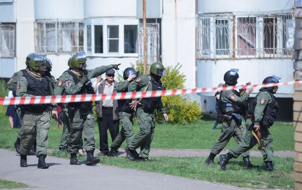 Agentes da Polícia de Intervenção no local do tiroteio na escola de Kazan - Sputnik Brasil