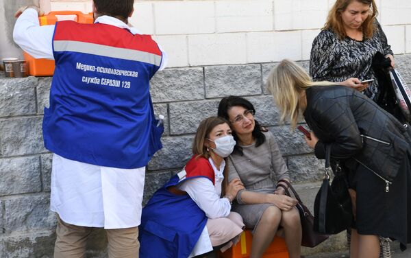 Psicólogos prestam apoio aos familiares das vítimas no local do tiroteio na cidade russa de Kazan - Sputnik Brasil