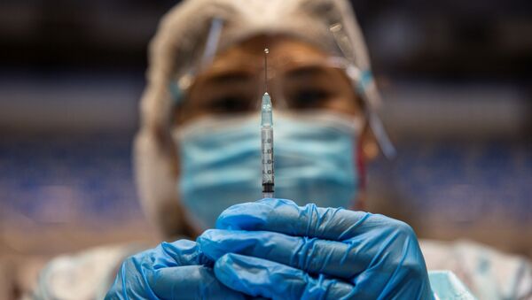 Um profissional de saúde prepara uma seringa com a vacina Sputnik V, em Makati, nas Filipinas, no dia 4 de maio de 2021 - Sputnik Brasil