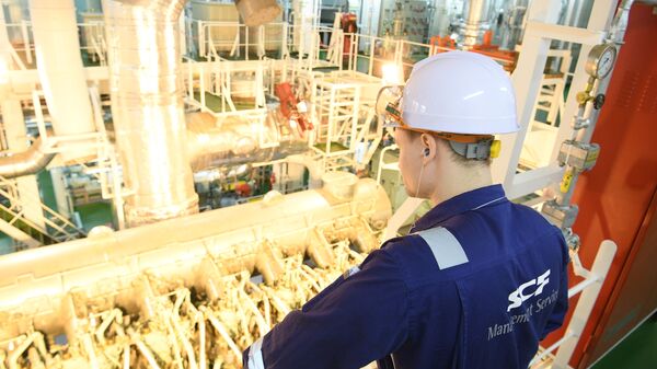 Trabalhador observa maquinário em navio russo que transporta gás natural liquefeito - Sputnik Brasil