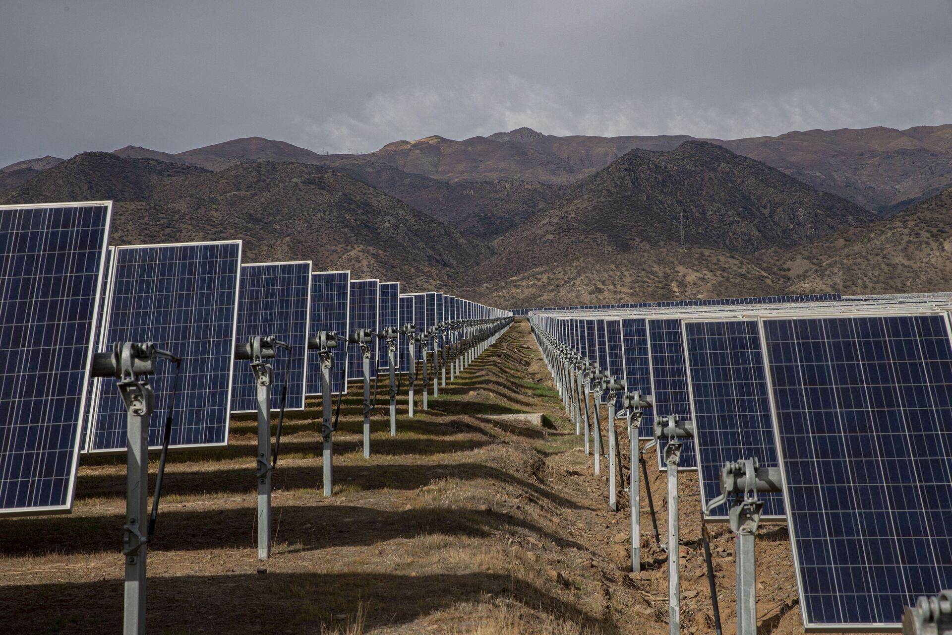 Painéis em planta de energia solar construída no Chile com financiamento chinês, em Colina, Chile, 20 de agosto de 2019 (foto de arquivo) - Sputnik Brasil, 1920, 09.08.2022