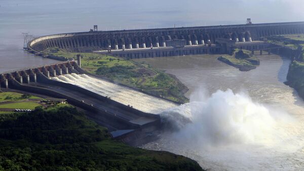 Usina hidrelétrica de Itaipu é vista a partir do rio Paraná, na fronteira entre Brasil e Paraguai (foto de arquivo)  - Sputnik Brasil