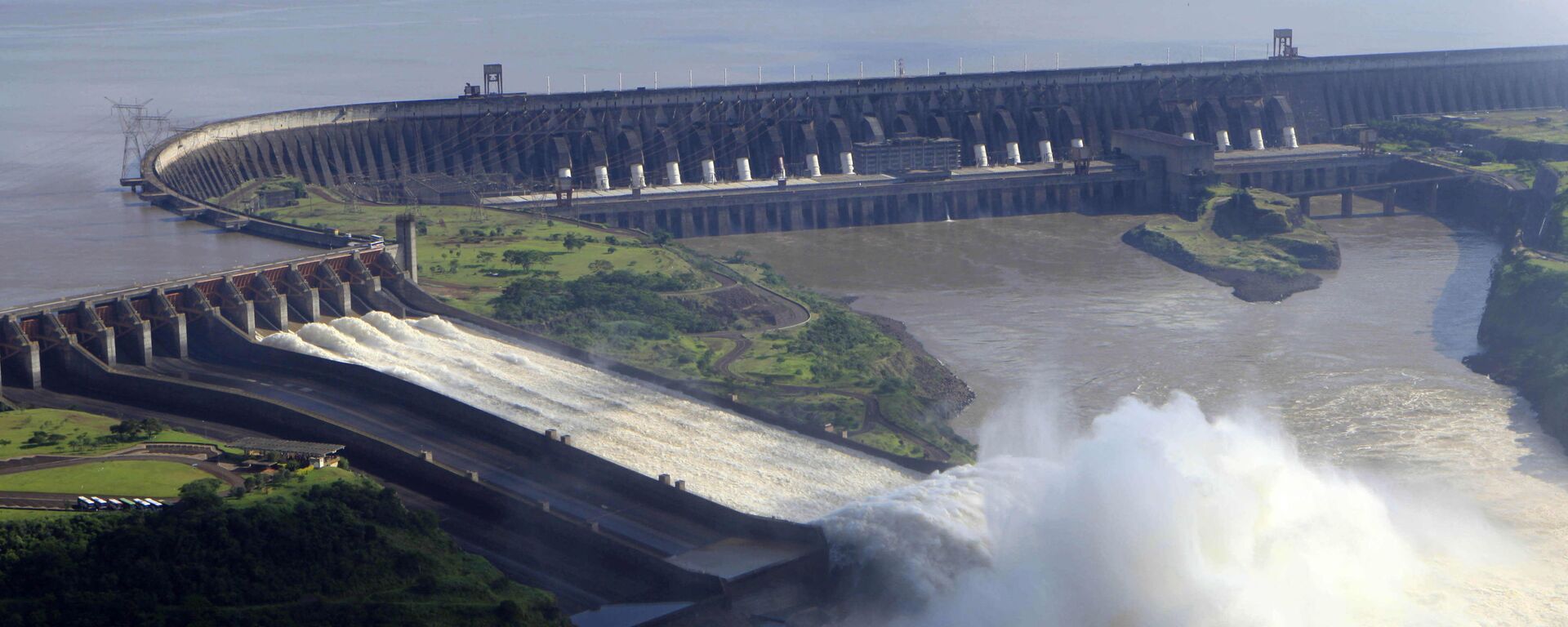 Usina hidrelétrica de Itaipu é vista a partir do rio Paraná, na fronteira entre Brasil e Paraguai (foto de arquivo) - Sputnik Brasil, 1920, 11.08.2022