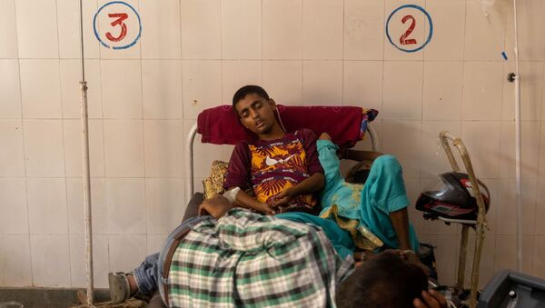 Os pacientes recebem tratamento dentro de uma enfermaria COVID-19 de um hospital administrado pelo governo, em meio à pandemia da doença coronavírus (COVID-19), no distrito de Bijnor, Uttar Pradesh, Índia, 11 de maio de 2021 - Sputnik Brasil