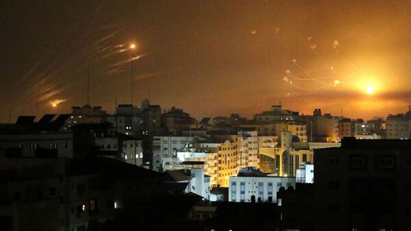 O sistema antimíssil de Israel dispara mísseis interceptores enquanto foguetes são lançados da Faixa de Gaza em direção a Israel, 12 de maio de 2021 - Sputnik Brasil