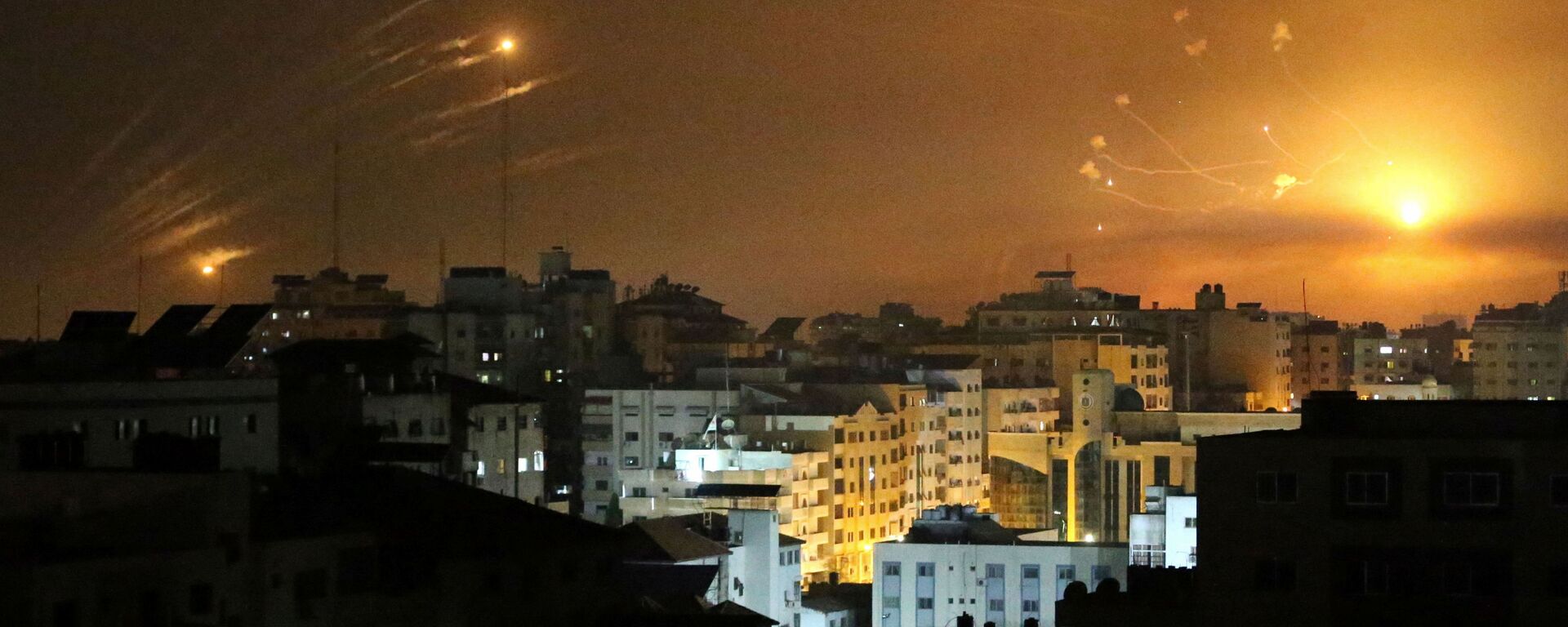 O sistema antimíssil de Israel dispara mísseis interceptores enquanto foguetes são lançados da Faixa de Gaza em direção a Israel, 12 de maio de 2021 - Sputnik Brasil, 1920, 16.02.2022